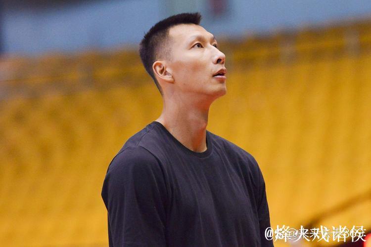 易建联沉默引人深思 能否微笑迎来逆转 易建联沉默引人深思 能否微笑迎来逆转